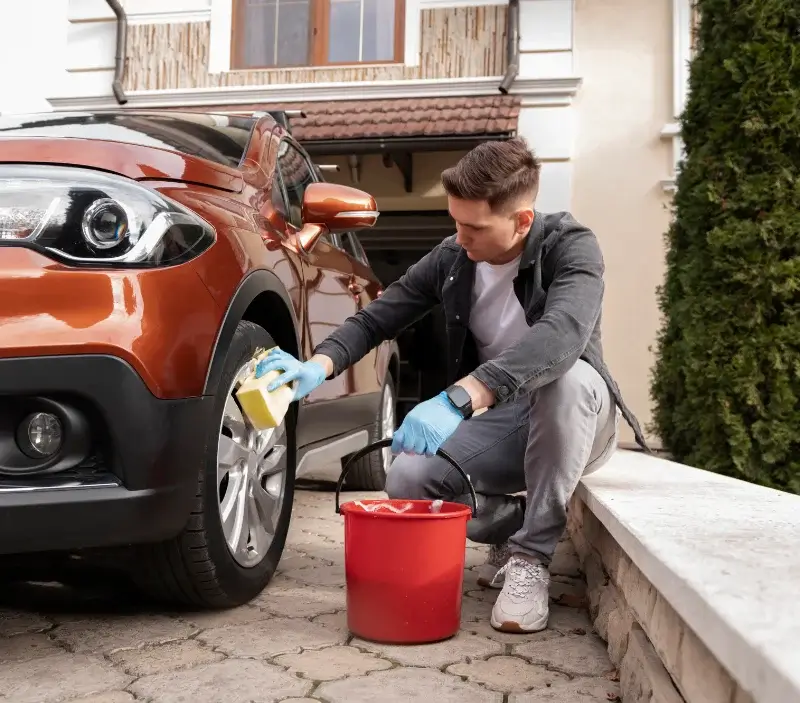 Lavage auto à domicile Castries : professionnel intervenant sur un véhicule